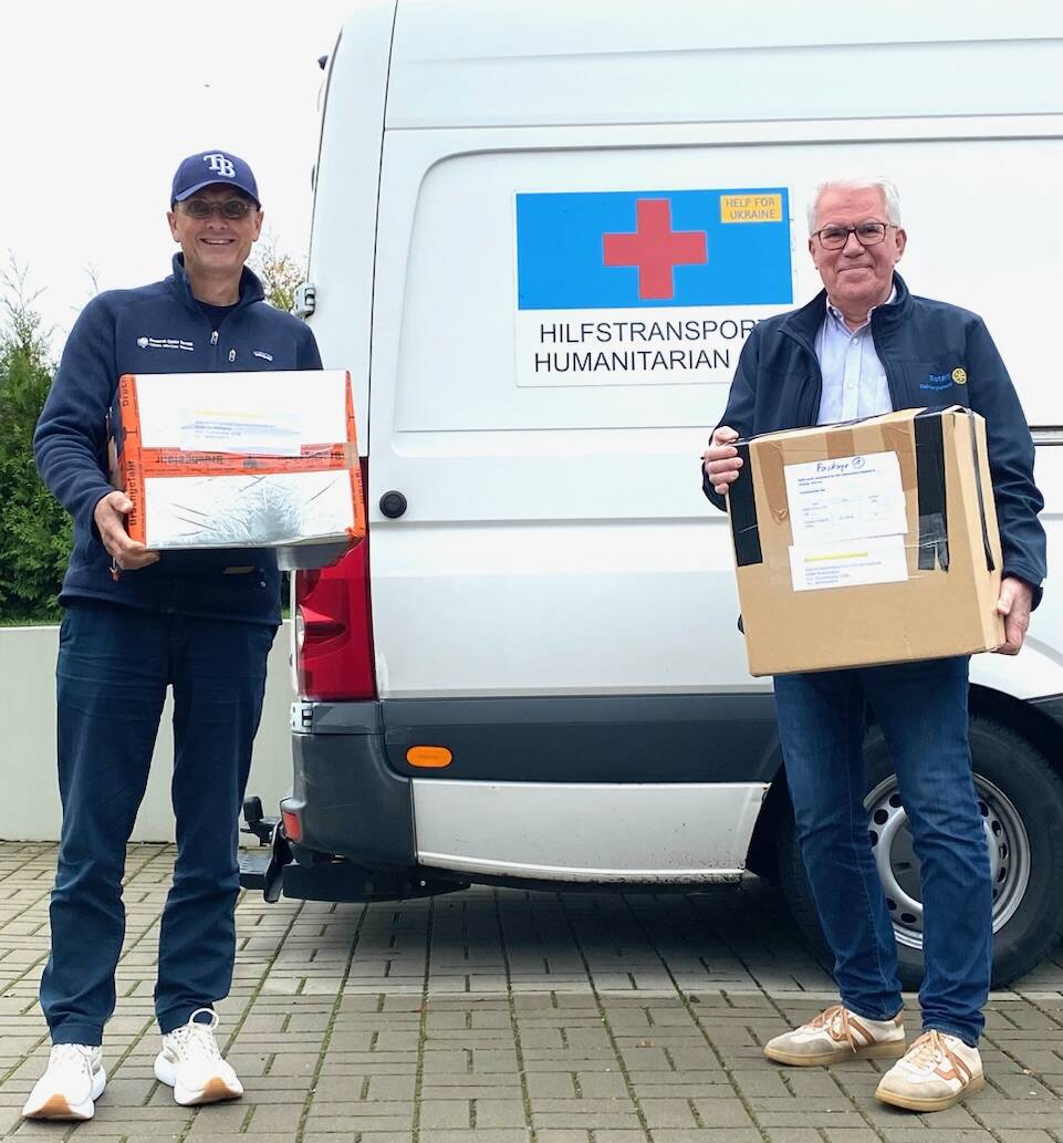 Prof. Christoph Lange, Medizinischer Direktor am FZB und  Wolfgang Weynell, Rotary Club Bargteheide bei dem Verladen der Hilfslieferung